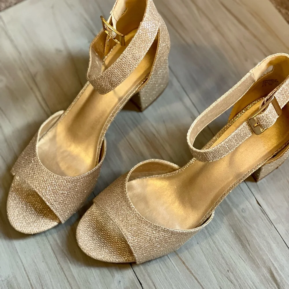 Dream Pairs Gold Glitter Heels - Picture 4 of 4